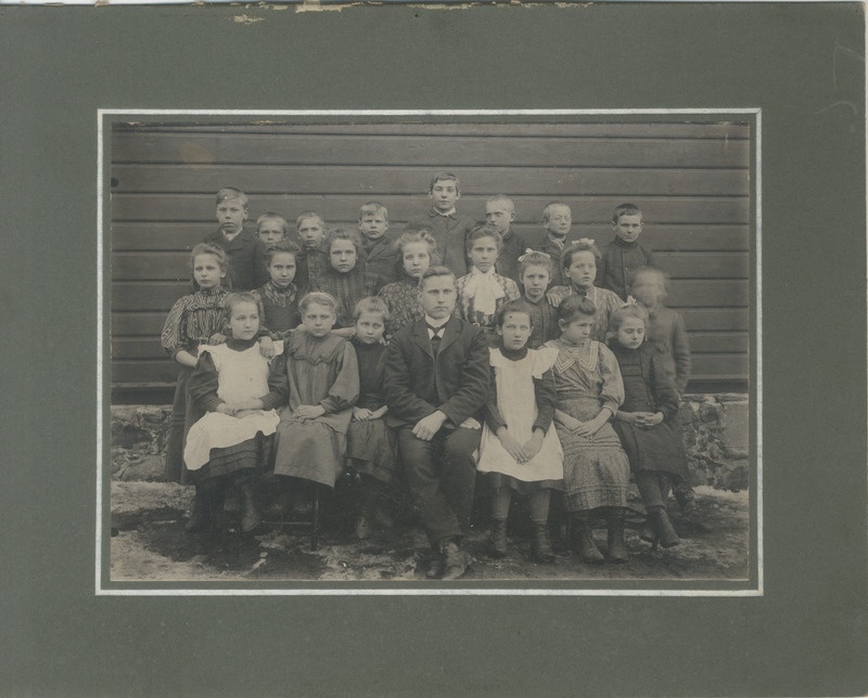 Foto. Kabli algkooli õpilased koos õpetaja Mart Mooratsiga.