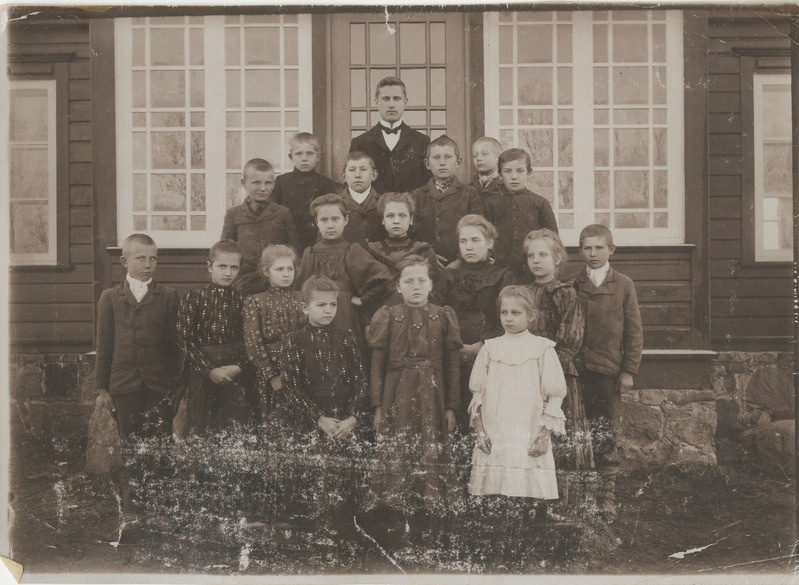 Foto. Kabli algkooli õpilased koos õpetaja Mart Mooratsiga.