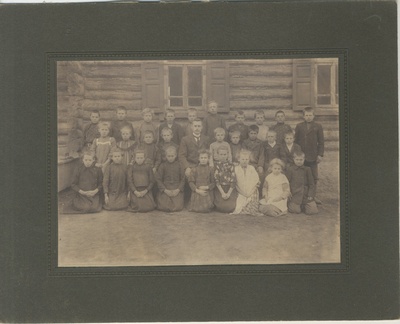 Foto. Grupp õpilasi Kabli koolimaja ees.  duplicate photo