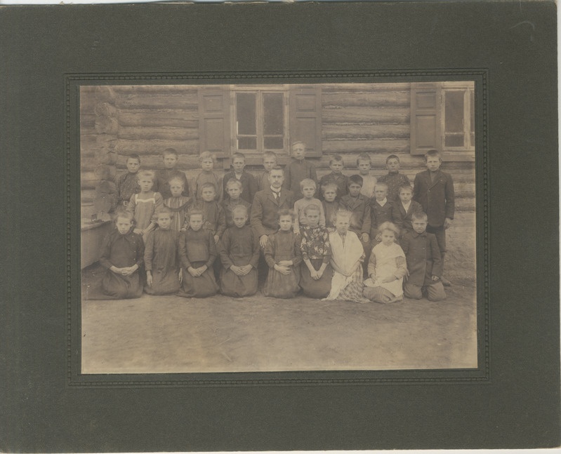 Foto. Grupp õpilasi Kabli koolimaja ees.