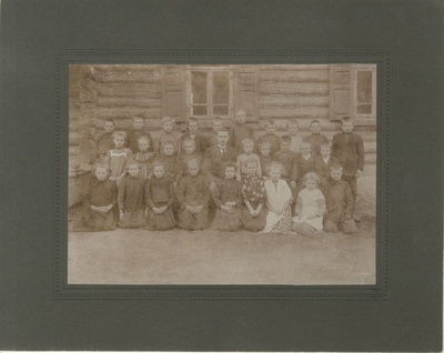 Foto. Grupp õpilasi Kabli koolimaja ees.  duplicate photo