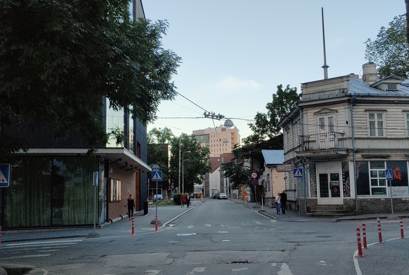 Sakala ja Tatari tn ristmik piki Tatari tänavat, vasakul äridega elamu Sakala 17 (lammutatud) rephoto