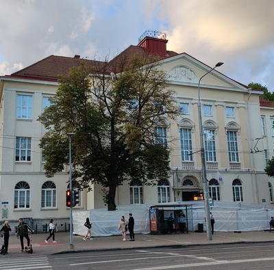 Endine Tütarlaste Kommertsgümnaasium, hilisem 7. keskkool ja Inglise kolledž. Peafassaadi vaade Estonia pst-lt. Arhitekt Erich Jacoby, ins Aleksander Rosenberg rephoto