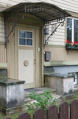 Elamu Tallinnas, uks rephoto