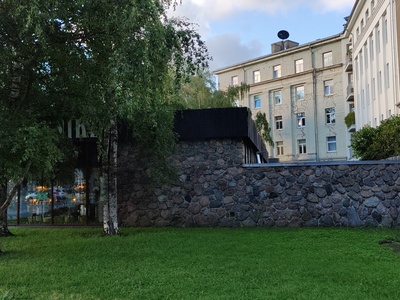 Tallinna kesklinnas paiknenud Kuremäe Pühtitsa Jumalaema Uinumise kloostri abikirik keset märtsipommitamises purustada saanud hooneid rephoto