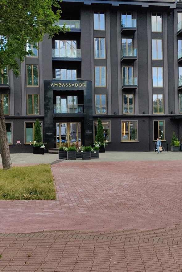 Jaan Anvelti büst Tallinnas, skulptuuri vaade, taustal ühiselamu rephoto