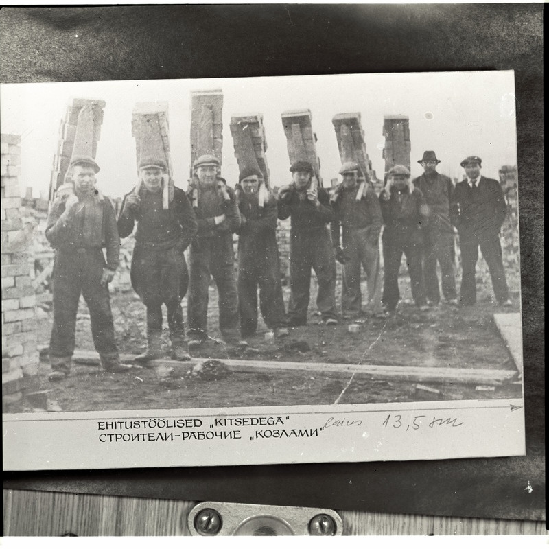 Töölised "kitsedega" telliseid tassimas