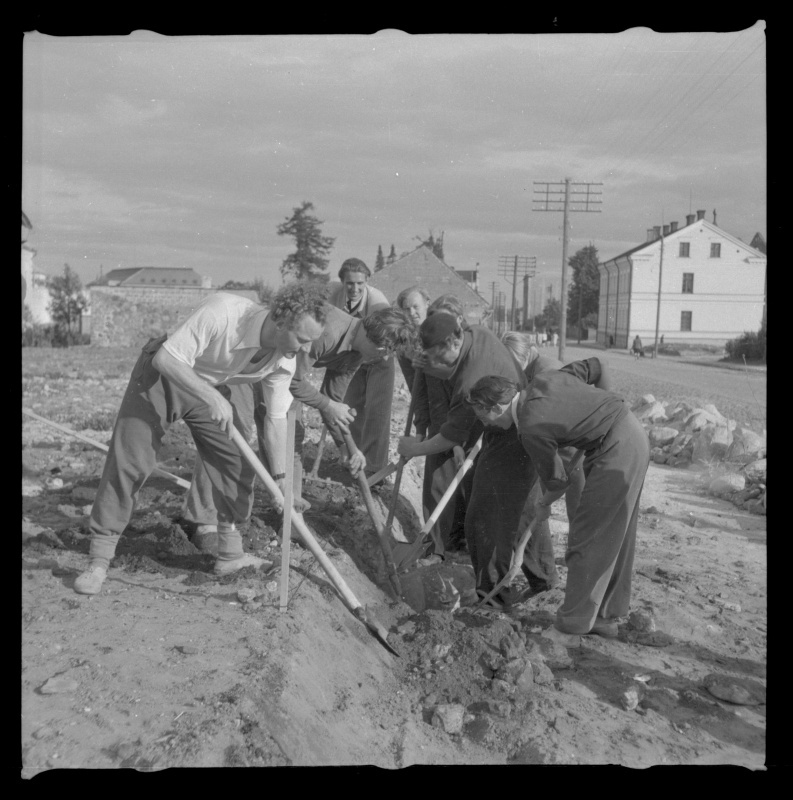 Mehed tänavat kaevamas