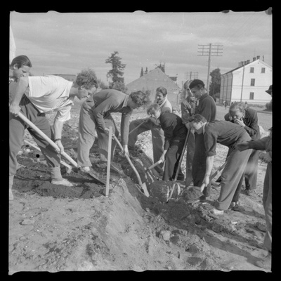 Mehed tänavat kaevamas  similar photo