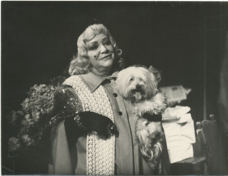 Foto. Pärnu teatri näitleja Lia Tarmo St.Gochowiaki näidendis "Püsime veel sadulas, härrased!".