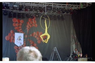 Tsirkusestuudio Folie akrobaadid esinemas Tallinna Vanalinna Päevadel  similar photo