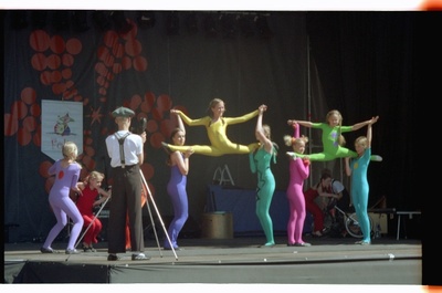 Tsirkusestuudio Folie akrobaadid esinemas Tallinna Vanalinna Päevadel  similar photo