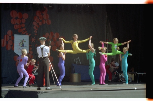 Tsirkusestuudio Folie akrobaadid esinemas Tallinna Vanalinna Päevadel
