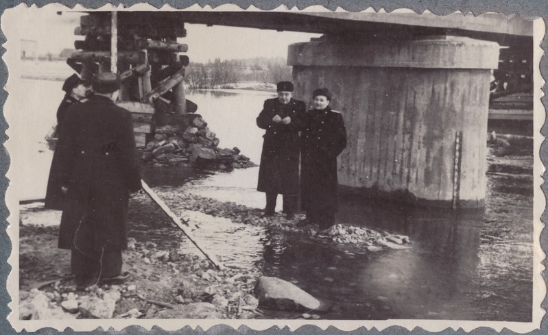 Tallinn-Väike teejaoskond: raudteelased Türi raudteesilla all mõõtmistöödel, 1950. aastad.