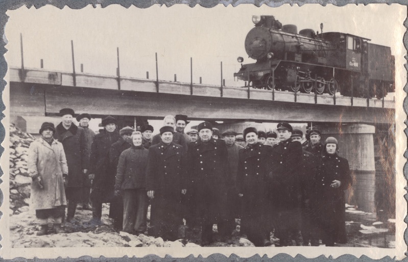 Tallinn-Väike teejaoskond: grupp raudteelasi Türi uue raudteesilla taustal, sillal auruvedur Sk 160, 1950. aastad.