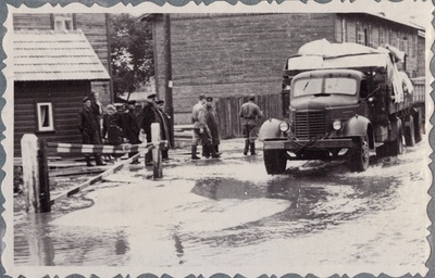 Tallinn-Väike teejaoskond: veoauto üleujutatud raudteeülesõidul Tallinnas, august 1954.  similar photo