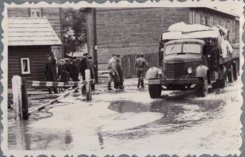 Tallinn-Väike teejaoskond: veoauto üleujutatud raudteeülesõidul Tallinnas, august 1954.