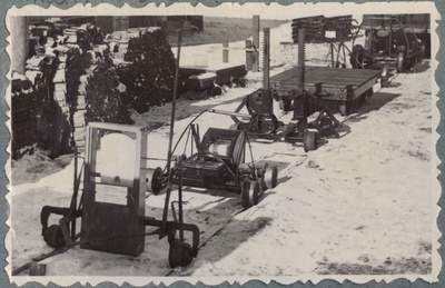 Tallinn-Väike teejaoskond: jaoskonna tehnilise konverentsi välinäituse rööbastel liikuvad eksponaadid, 12. märts 1951.  similar photo