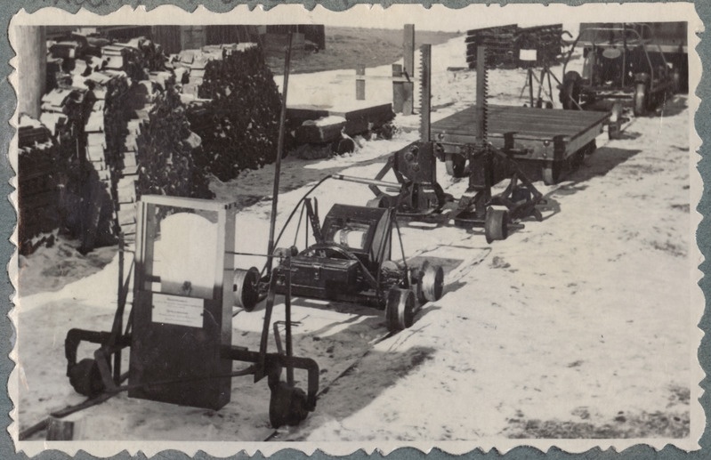 Tallinn-Väike teejaoskond: jaoskonna tehnilise konverentsi välinäituse rööbastel liikuvad eksponaadid, 12. märts 1951.