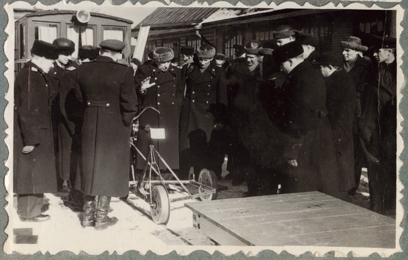 Tallinn-Väike teejaoskond: jaoskonna tehnilisel konverentsil osalejad jalgratas-dresiini juures selgitusi kuulamas, 12. märts 1951.