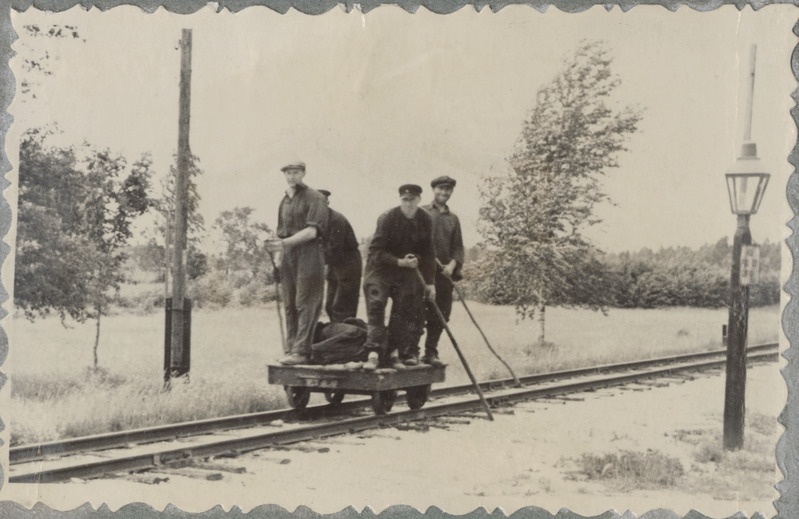 Tallinn-Väike teejaoskond: töötajad teerullikuga liikumas, 1950. aastate algus.