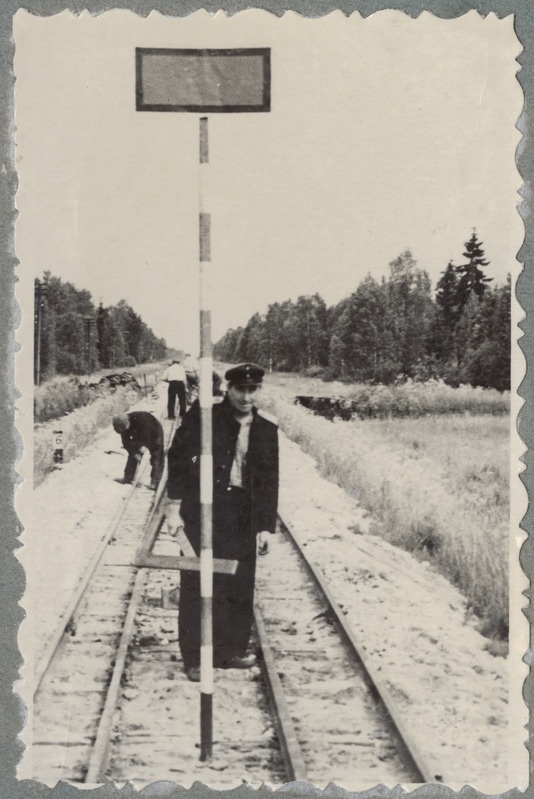 Tallinn-Väike teejaoskond: töörühm punase kilbiga piiratud teelõigul töötamas, 1950. aastad.