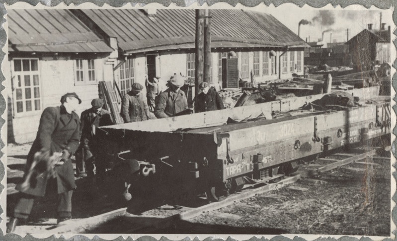 Tallinn-Väike teejaoskond: kogutud vanametalli laadimine kitsarööpmelisele platvormvagunile, 1950. aastate algus.