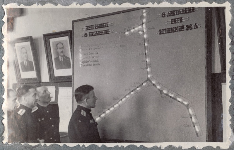 Tallinn-Väike teejaoskond: jaoskonna tehnilisel konverentsil osalejad teejaoskonna skeemiga tutvumas, 12. märts 1951.