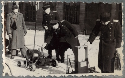 Tallinn-Väike teejaoskond: jaoskonna tehnilisel konverentsil osalejad välinäituse eksponaatidega tutvumas, 12. märts 1951.  similar photo