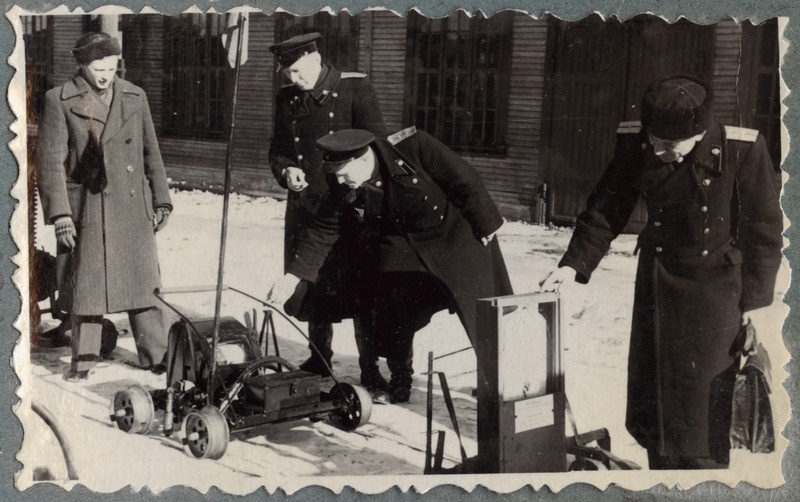 Tallinn-Väike teejaoskond: jaoskonna tehnilisel konverentsil osalejad välinäituse eksponaatidega tutvumas, 12. märts 1951.