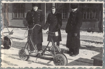 Tallinn-Väike teejaoskond: raudteelased jalgratas-dresiini vaatamas, 12. märts 1951.  duplicate photo