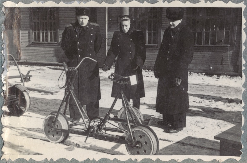 Tallinn-Väike teejaoskond: raudteelased jalgratas-dresiini vaatamas, 12. märts 1951.