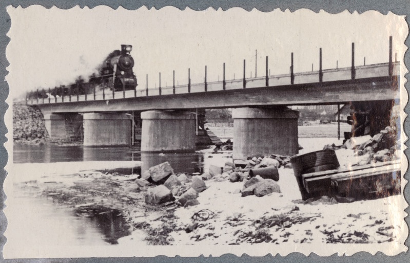Tallinn-Väike teejaoskond: rong Türi uuele raudteesillale sõitmas, 1950. aastad.
