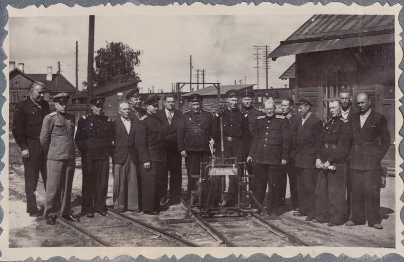 Tallinn-Väike teejaoskond: jaoskonna ülem (vasakult 2.) koos ratsionaliseerijate ja uue seadmega, 1950. aastate algus