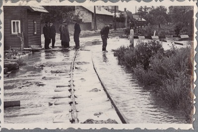 Tallinn-Väike teejaoskond: üleujutatud kitsarööpmeline raudtee Tallinnas, august 1954.  similar photo