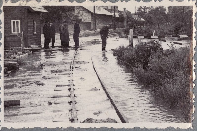 Tallinn-Väike teejaoskond: üleujutatud kitsarööpmeline raudtee Tallinnas, august 1954.
