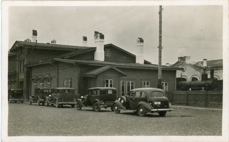 Autod Rakvere jaamas, 1930. aastatel.