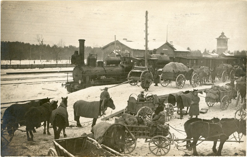Hobuveokid auruveduriga kaubarongi taustal Risti jaamas, ca 1915.