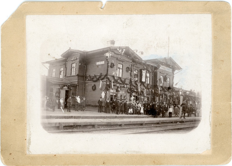 Vanikutega ehitud Tapa jaamahoone ja töötajad, ca 1912.