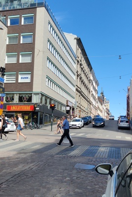 Kalevankadun ja Fredrikinkadun risteys. Taustalla näkyy Torni-hotelli. rephoto