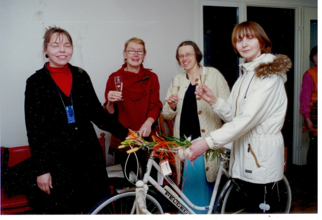 Alviine Schmuuli    tänamiselt  19. 02. 2005.Eda Maripuu, Helena Eerik, Kadri Tüür ja Alviine Schmuul jalgrattaga