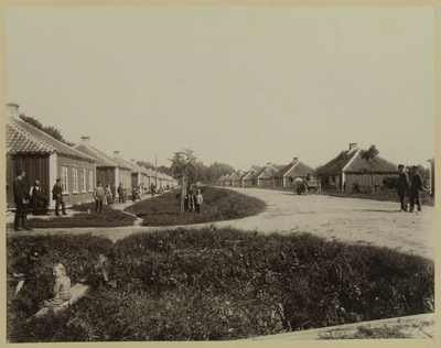 Sindi kalevivabrik. Tööliste elamud Pärnu maanteel (Vasakpoolsed lammutatud, parempoolsed 1952. a alles)  duplicate photo