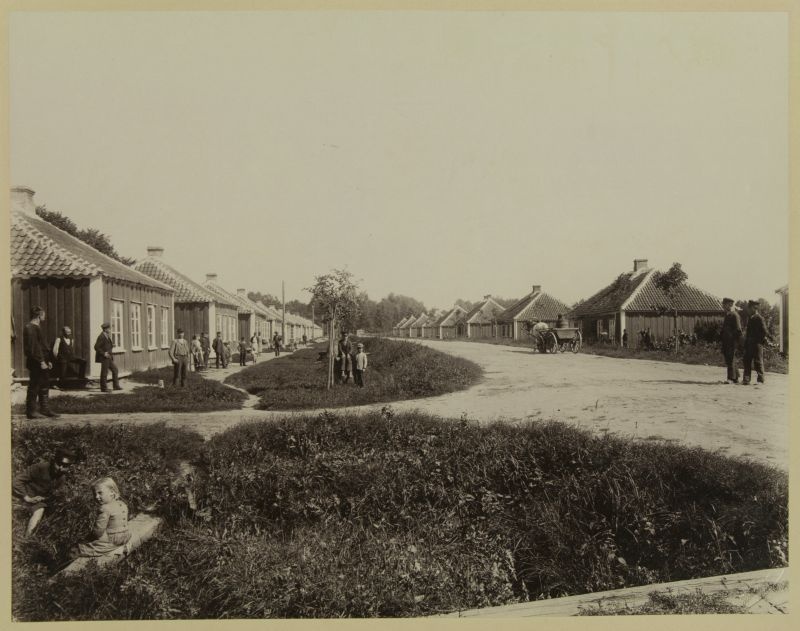 Sindi kalevivabrik. Tööliste elamud Pärnu maanteel (Vasakpoolsed lammutatud, parempoolsed 1952. a alles)