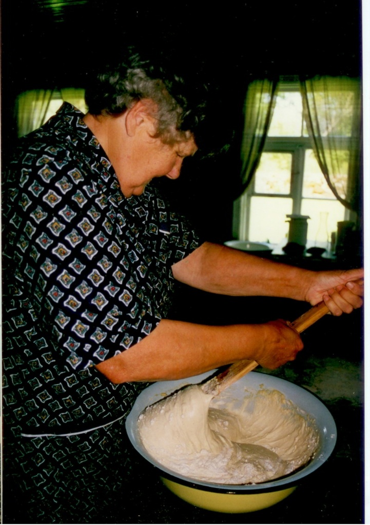 Saadu Heldi teeb saia, leiba
