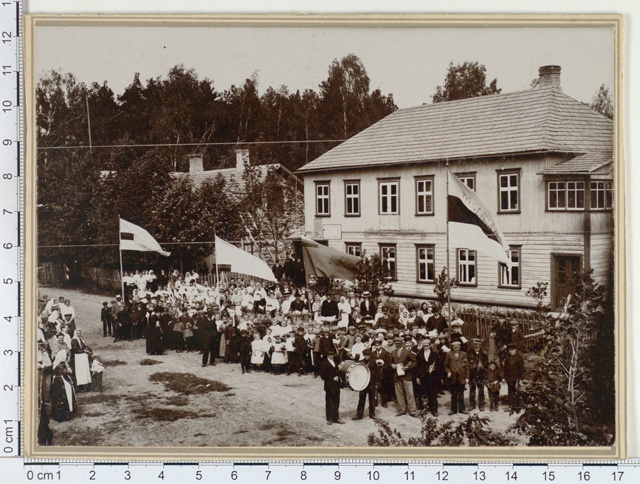 Tõstamaa lastepidu, rongkäik algab seltsimaja ukse eest 1912
