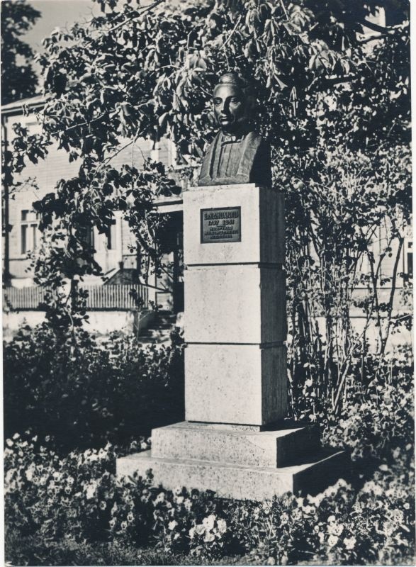 Postkaart. Haapsalu. C. A. Hunniuse mälestussammas. 1965.