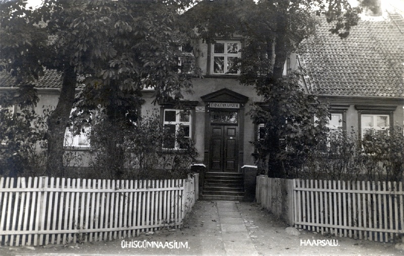 Fotopostkaart. Ühisgümnaasiumi Kalda 6 hoone fassaad. Foto: J. Grünthal. 8,8*13,9