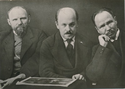 Postkaart. Kunstnikud Ants Laikmaa (1866-1942), Nikolai Triik (1884-1940) ja Kristjan Raud (1865-1943)  duplicate photo