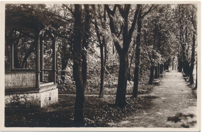 Fotopostkaart. Haapsalu linnuse puiestik ja paviljon.