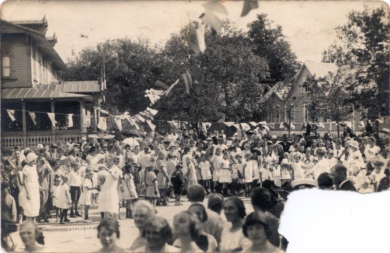 Foto. Pidurõivais rahvas promenaadil Kuursaali juures 1925.